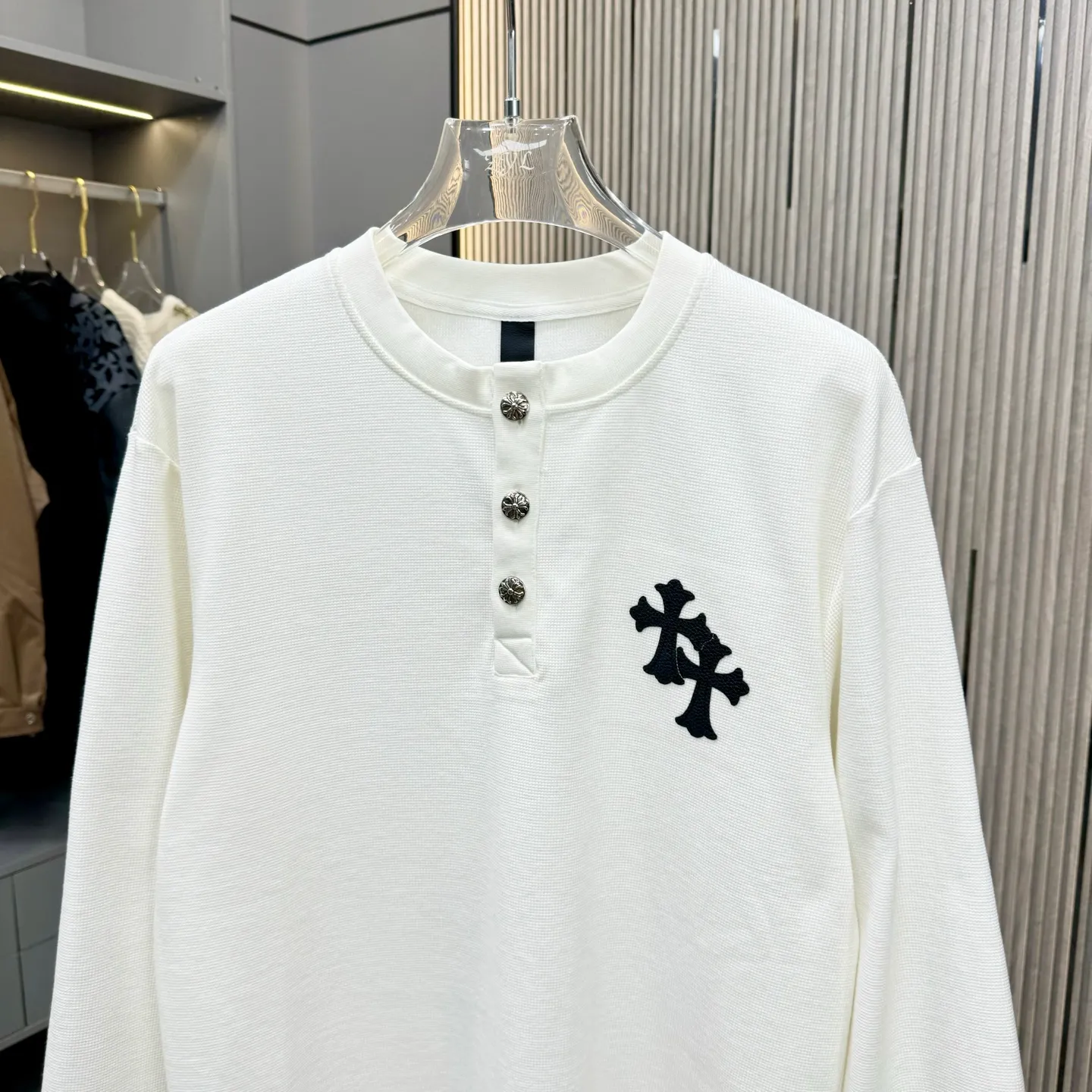 🅿️270 25 New Style🆕Come Hearts Cross Long Sleeve Autumn and Winter King! Chest pockets, collar and cuffs with high weight threads, custom-woven and dyed 330g double yarn waffle fabric, cross steel buckle tags and other accessories are all in the correct version, super conspicuous, super good-looking and super atmospheric, same style for men and women! The overall upper body highlights fashion and individuality, and it is a recommended T-shirt for couples to wear together!! Color: black/white 04 Size: S-XXL
